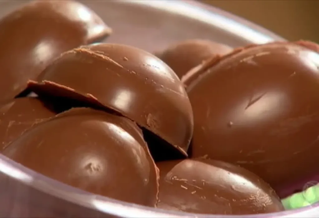 Mini ovinhos de chocolate caseiros.