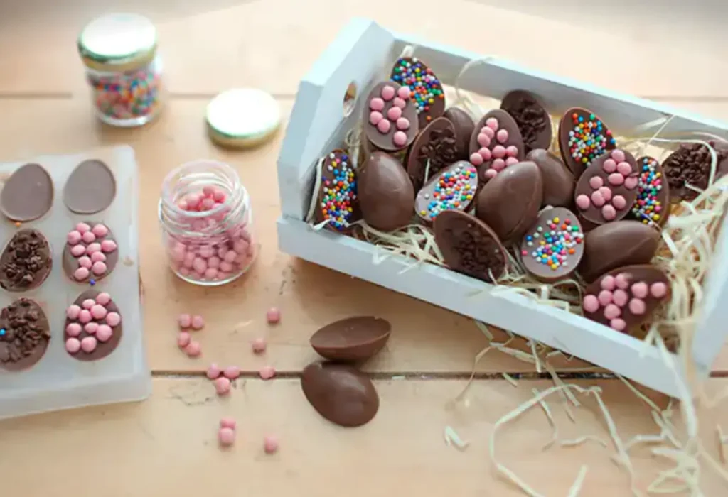 Vários mini ovinhos de chocolates caseiros.