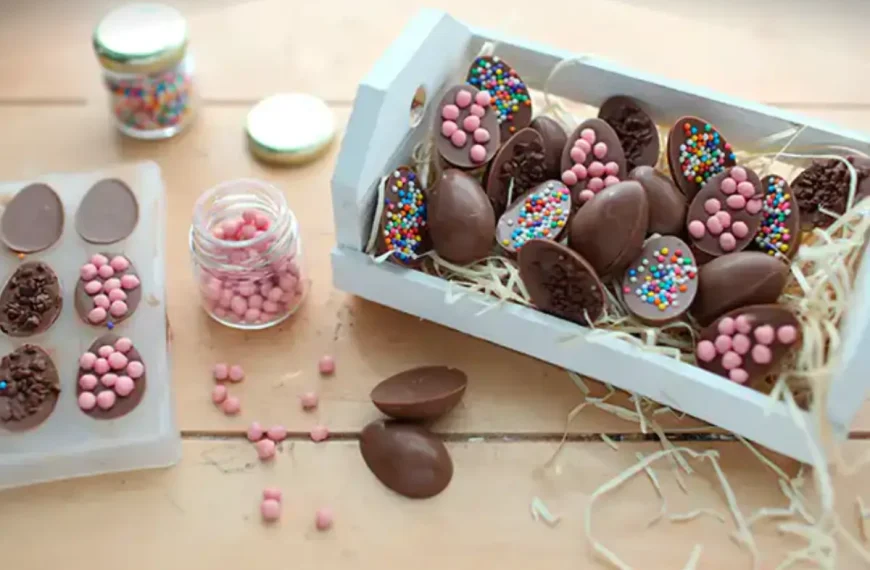 Uma travessa com ovinhos de chocolates caseiros.