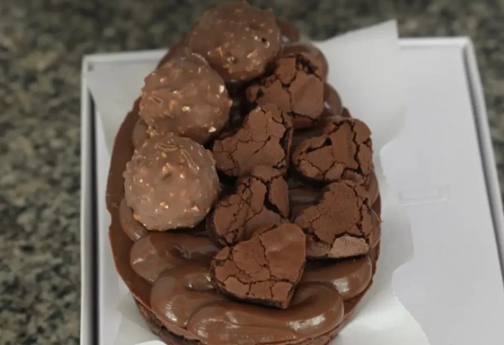 Um ovo de colher com casca de brownie.