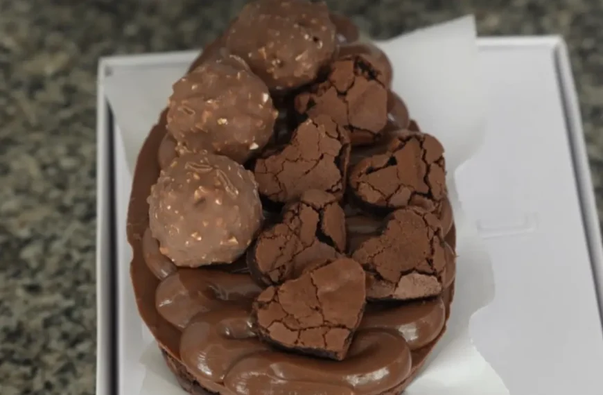 Um Ovo de colher com casca de brownie em uma embalagem.