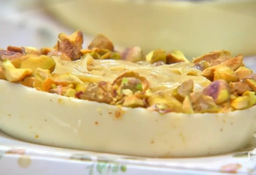 Meia Casca de ovo de chocolate branco com pistache.