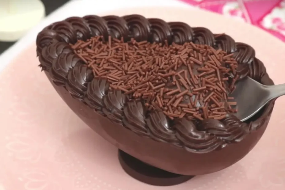 Um ovo de colher com recheio de brigadeiro gourmet.