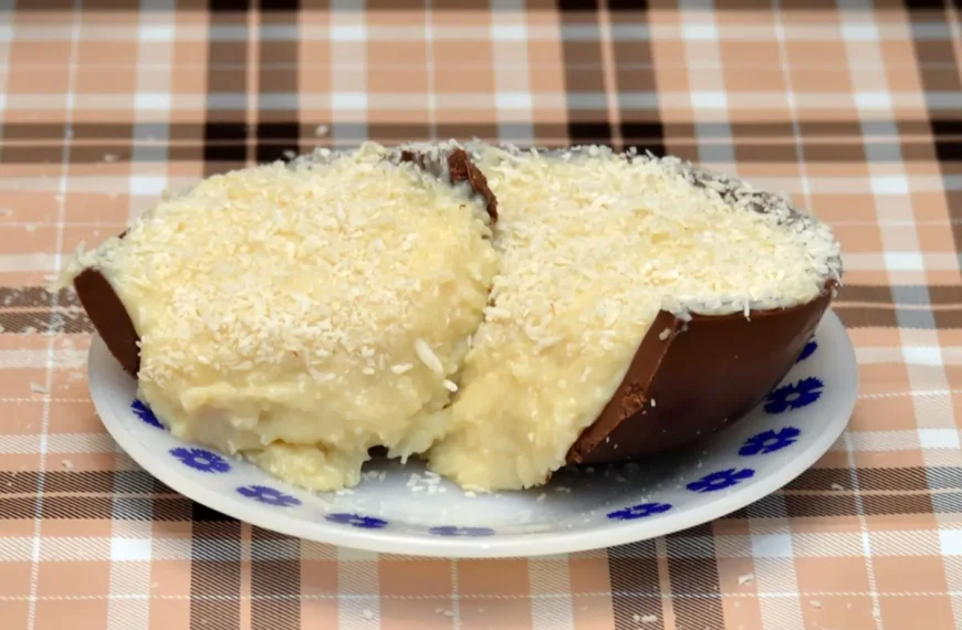 Um prato com ovo de colher de beijinho.