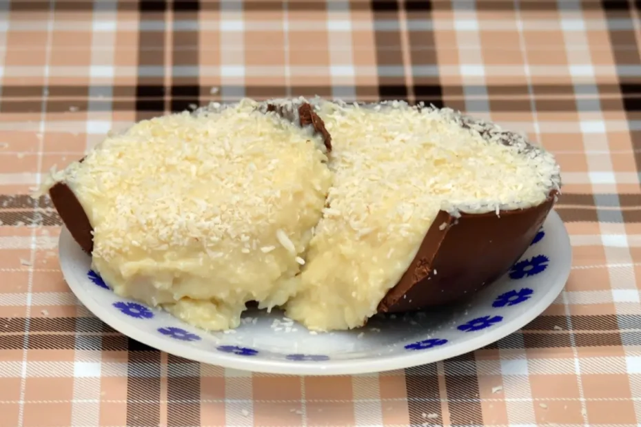 Um prato com ovo de colher de beijinho.