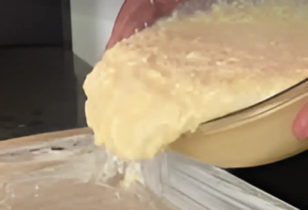 Recheio de coco em uma travessa,