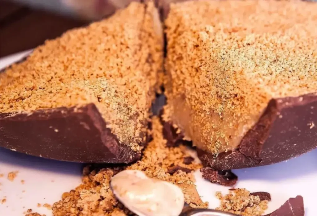 uma ovo de pascoa caseiro com recheio de pasta de amendoim.