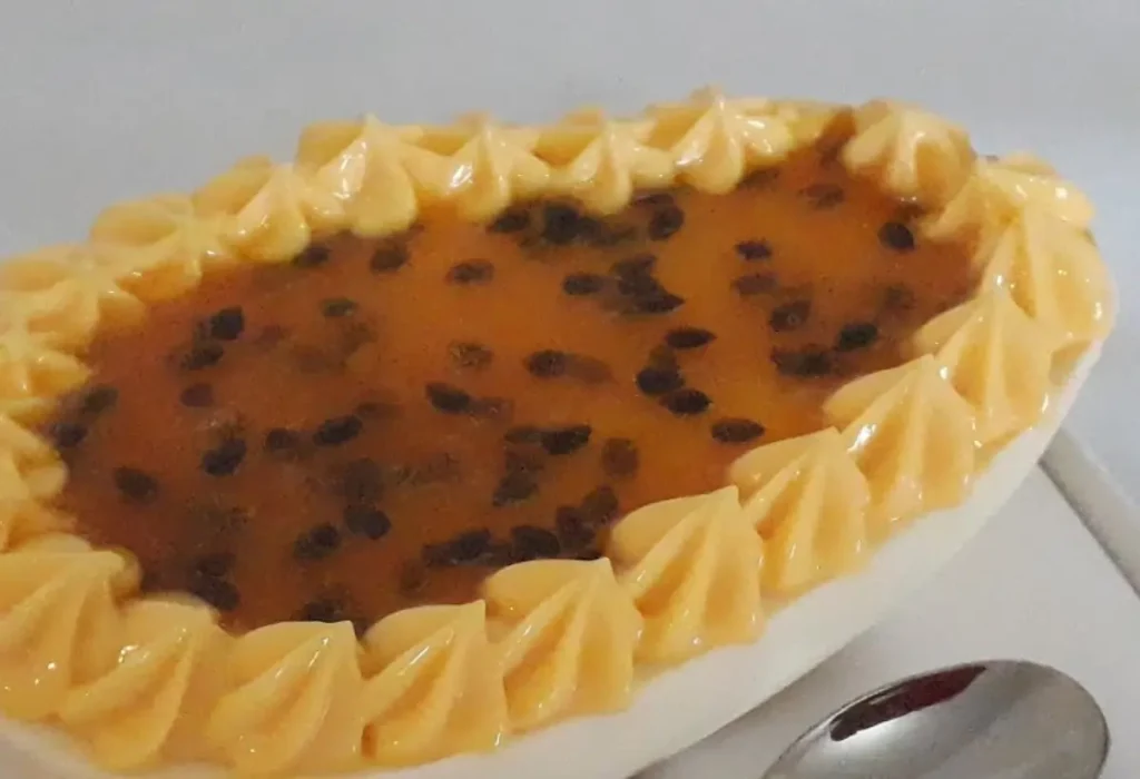 Uma ovo de páscoa caseiro com recheio de maracujá pronto para ser servido.