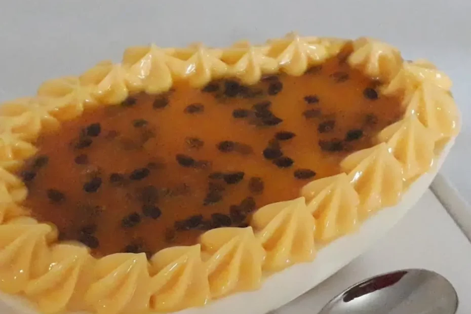 Uma ovo de pascoa caseiro com recheio de maracujá pronto para ser servido.