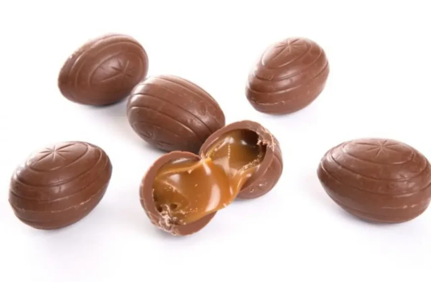 Ovo de pascoa caseiro de caramelo em cima de uma mesa.