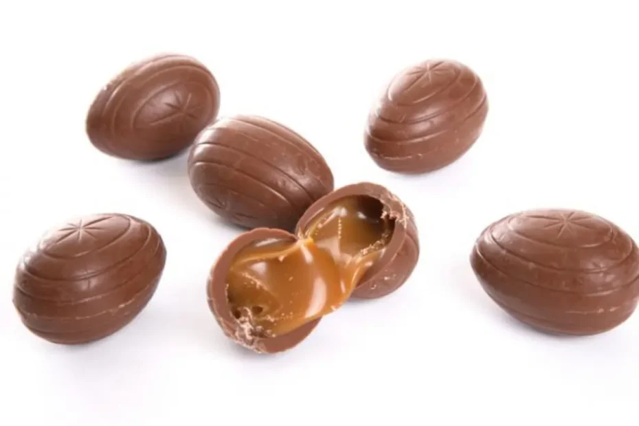 Ovo de pascoa caseiro de caramelo em cima de uma mesa.