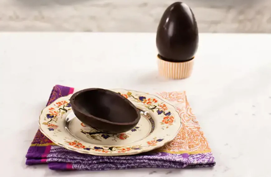 casca de ovo de páscoa de chocolate meio amargo.