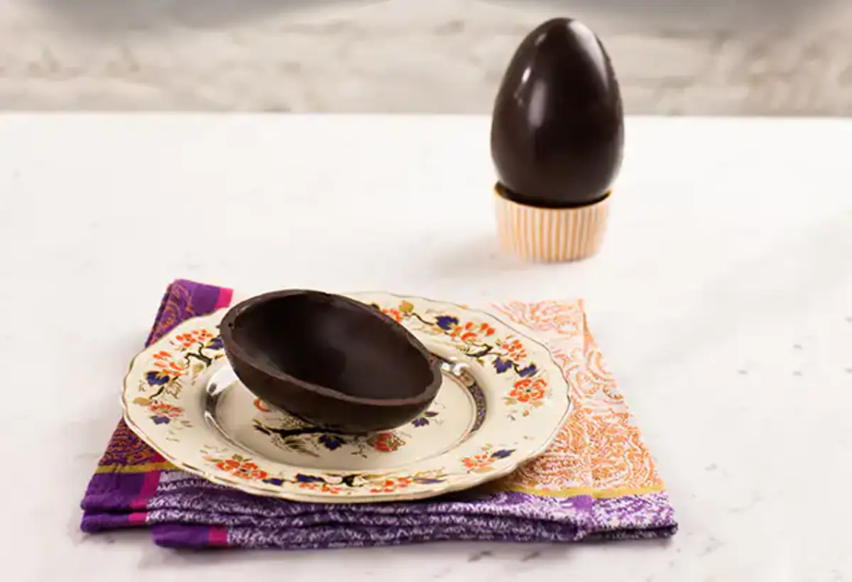 casca de ovo de páscoa de chocolate meio amargo.