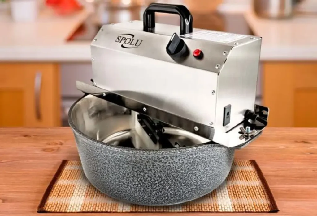 Uma panela mexedora.