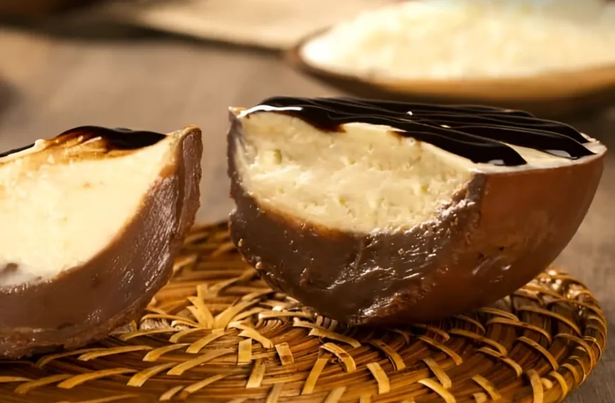 um ovo de páscoa de três chocolates.