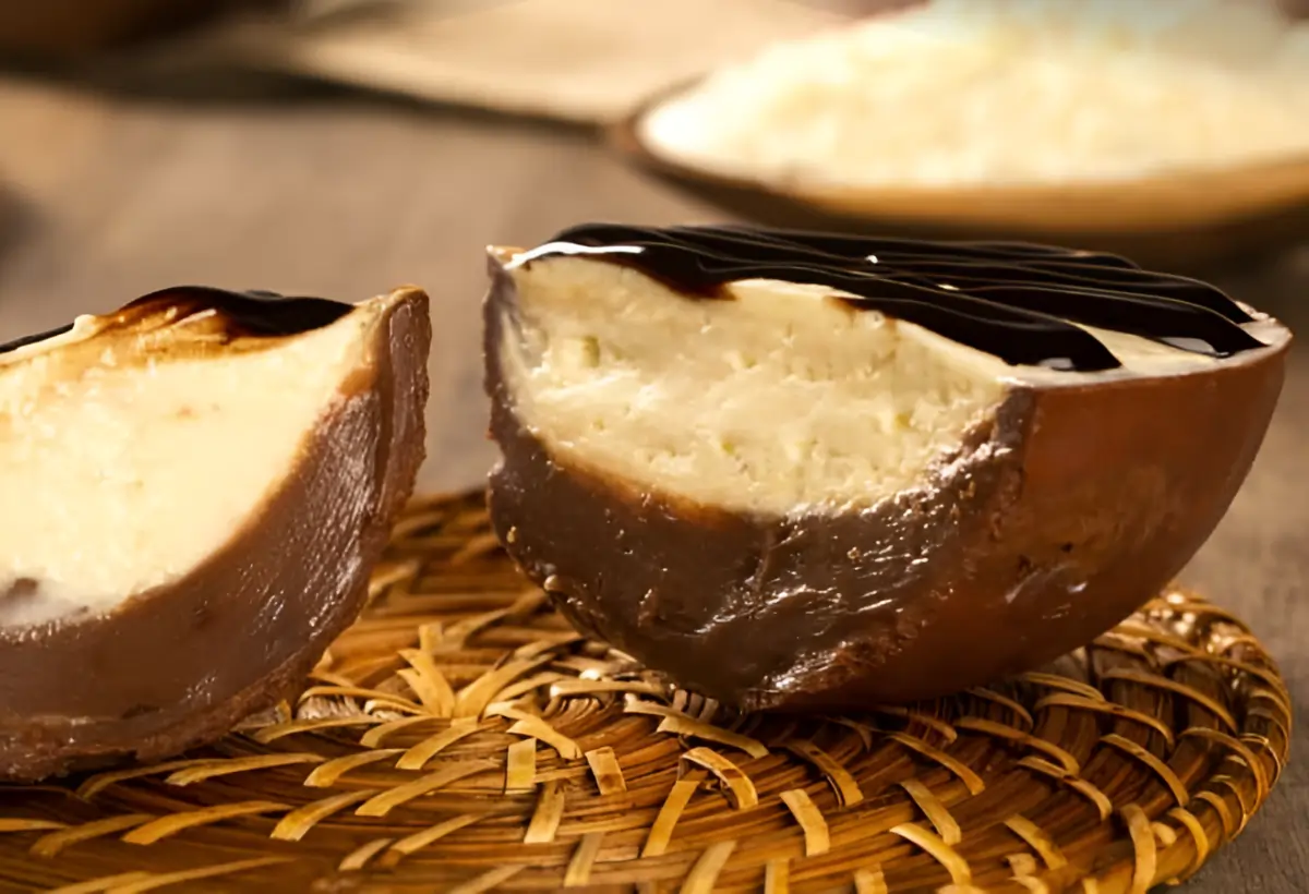 um ovo de páscoa de três chocolates.