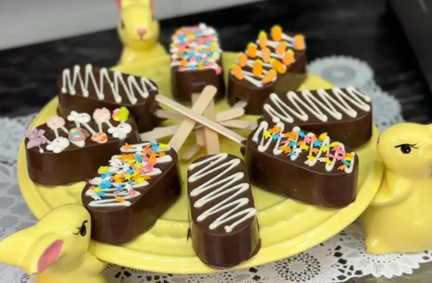 um prato decorativo de páscoa com picolé de chocolates decorando.