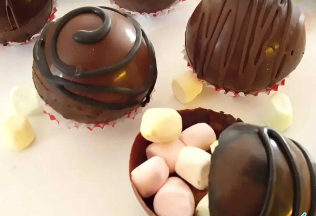 ovos de páscoa surpresa de chocolate com marshmallow.